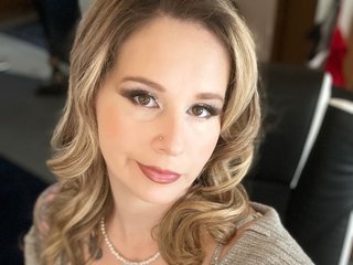Hottyhousewife18 cam profile image