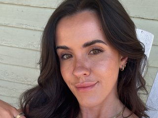 LaraMishchief cam model preview