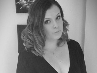 NaughtyWifeUK cam model preview