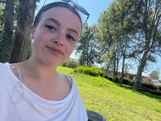 PetiteJulie cam profile image